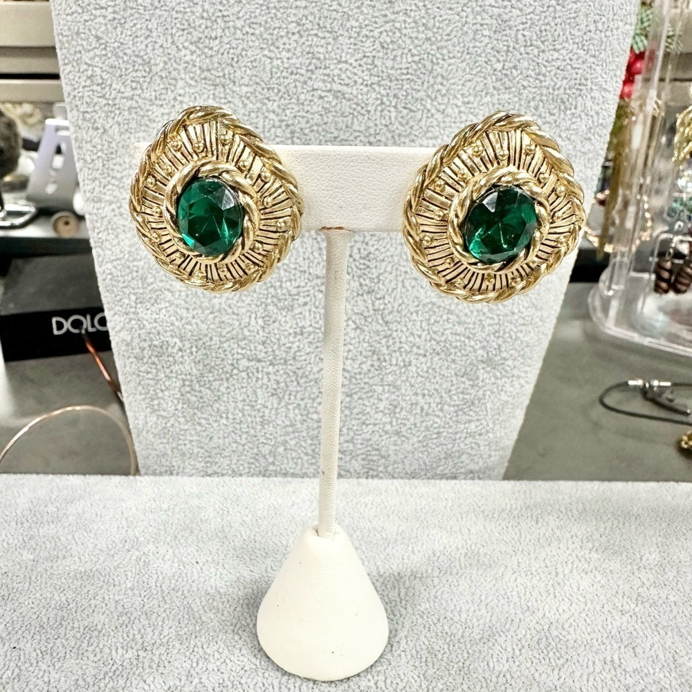 Vintage Oval Emerald Green Rhinestone Gold Ornate Tone Clip On Earrings
